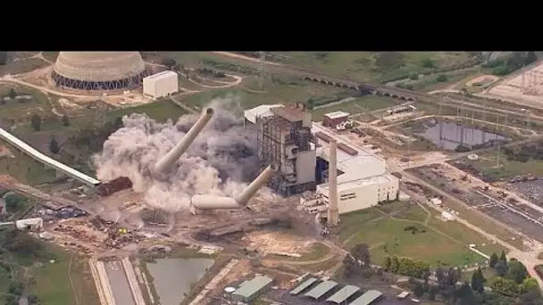 Les cheminées d'une centrale à charbon australienne partent en fumée