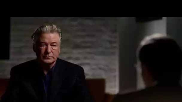 Accident mortel sur un tournage : En larmes, Alec Baldwin dément avoir “pressé la...