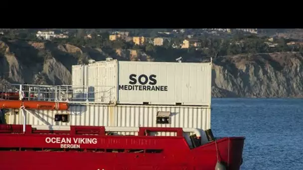 Le navire "Ocean Viking" secourt des centaines de migrants en mer Méditerranée