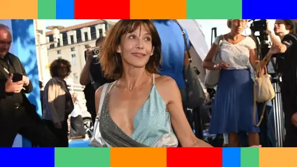 Sophie Marceau : dans une robe décolletée, elle évite de peu l'accident au Festival d'Angoulême