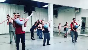 Des papas essaient la danse avec leur fille !