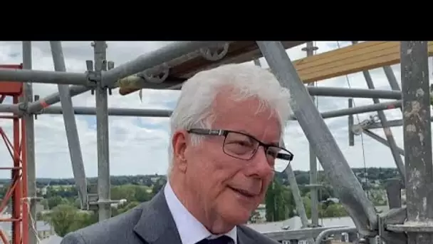 Le romancier Ken Follett découvre la cathédrale dont il finance la restauration