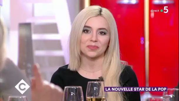 Ava Max, la nouvelle star de la pop ! - C à Vous - 19/02/2019