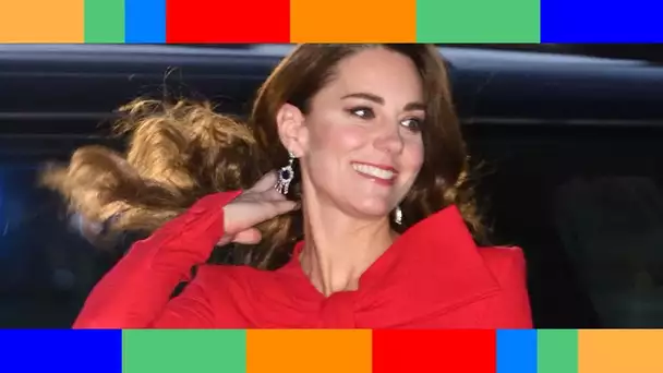 Kate Middleton époustouflante  tout en rouge avec un wavy sublime, elle illumine sa soirée de Noël