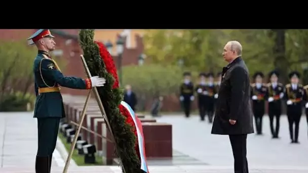 Vladimir Poutine rend hommage au soldat inconnu au Kremlin