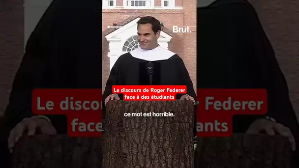 Roger Federer fait un discours à des jeunes diplômés