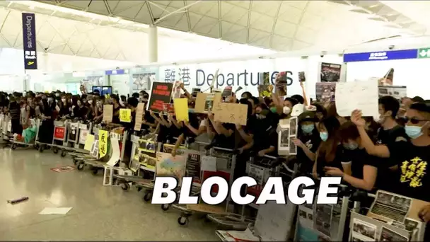 À l'aéroport de Hong Kong, des barricades de portes-bagages