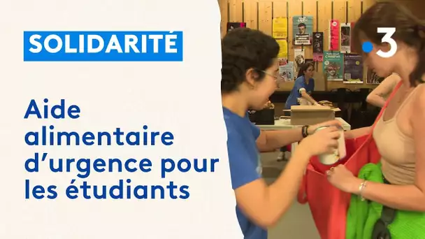 Une file d'attente des étudiants précaires pour recevoir une aide alimentaire à Bordeaux