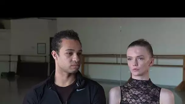 Les danseurs de ballet Adrian Blake Mitchell et Andrea Lassáková fuient la Russie