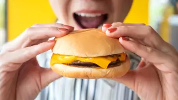 McDonald's : elle retrouve un cheeseburger qu'elle a acheté il y a cinq ans et...