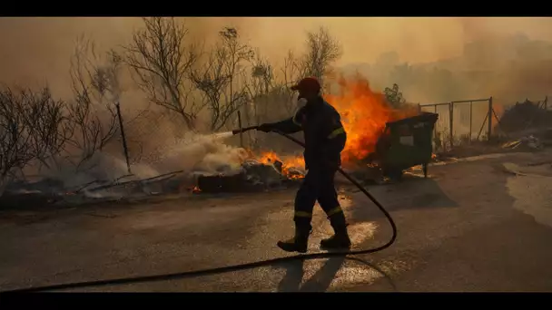 Grèce : les pompiers luttent toujours pour éteindre les incendies près d'Athènes