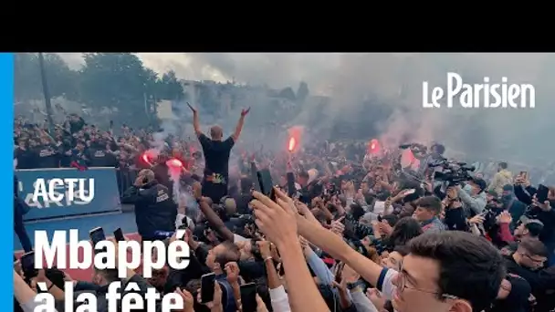 Fumigènes, chants... les Ultras du PSG acclament Mbappé au pied du Parc des Princes