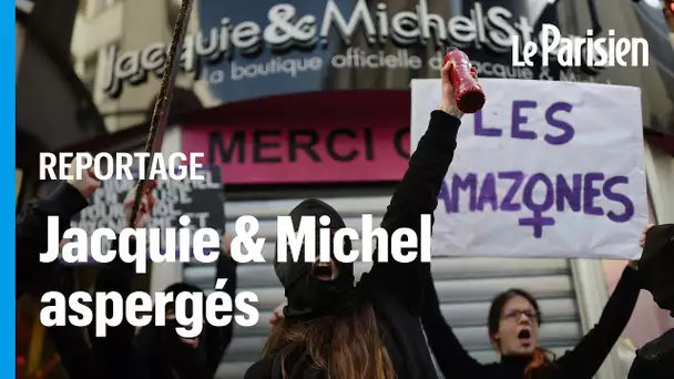 Des féministes balancent godemichets et faux sang sur la boutique parisienne Jacquie & Michel