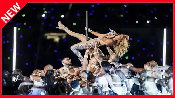 ✅  A 50 ans, Jennifer Lopez s’offre une pole dance d’anthologie pendant la finale du Super Bowl