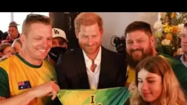 'Pas un autre!' Le prince Harry rougissant reçoit un cadeau effronté à son arrivée aux Pays-Bas