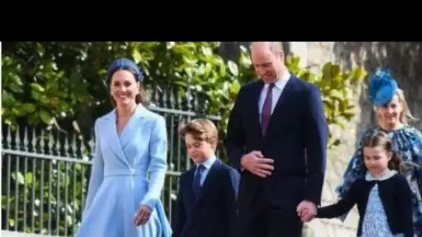 Grandi George! L'héritier ne tient pas la main de papa et maman alors que le futur roi arrive au ser