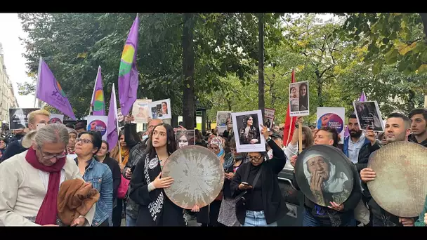 «Mon cœur est avec eux» : à Paris, 250 personnes ont manifesté pour soutenir l'Iran