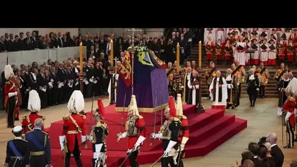 Le cercueil de la Reine Elizabeth II exposé au Palais de Westminster