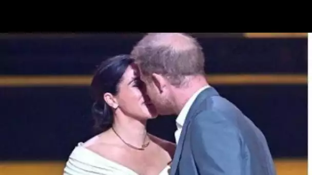 Meghan Markle et le prince Harry partagent un baiser amoureux alors que la duchesse fait l'éloge de