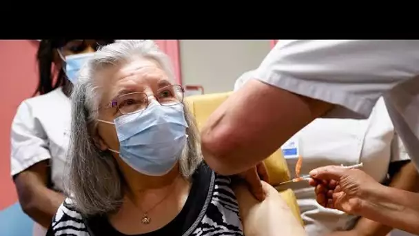 Covid-19 : une femme de 78 ans reçoit la première dose de vaccin en France