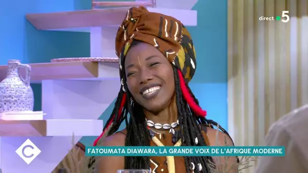 Fatoumata Diawara, la grande voix de l’Afrique moderne - C à Vous - 11/09/2020