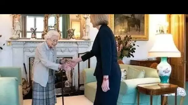 Sourire et poignée de main pour le 15e Premier ministre de Queen's