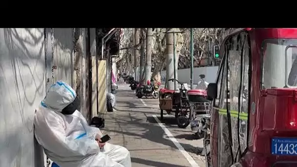 Des quartiers de Shanghai barricadés face à la résurgence de la pandémie