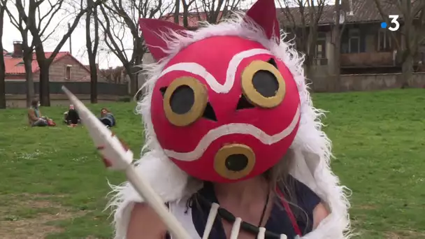 A Toulouse, masques de carnaval et masques chirurgicaux se côtoient le temps d'un défilé sauvage