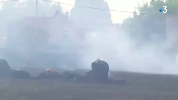 Herlies : une moissonneuse-batteuse prend feu, l&#039;incendie se propage aux champs, une piscine évacuée