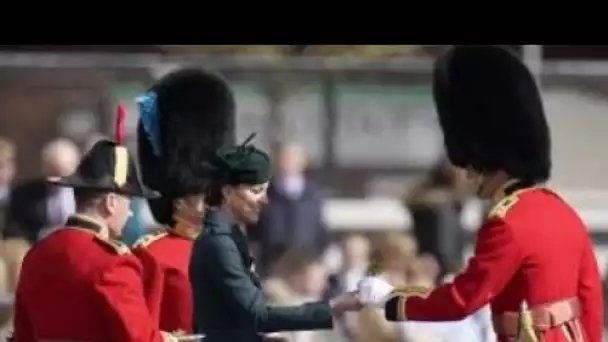 William et Louis profitent d'une promenade dans le parc avec leur chien avant la visite royale "Tell