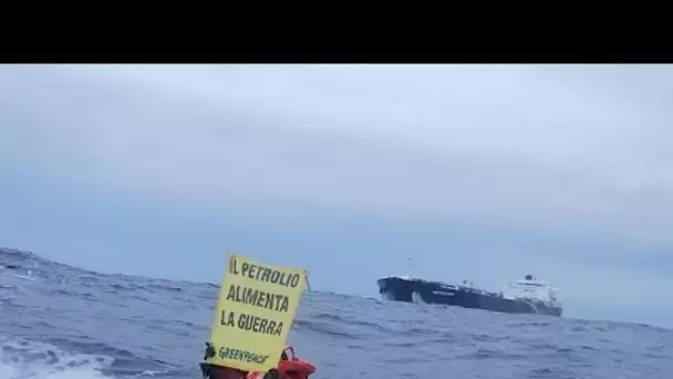 NoComment : Greenpeace tague un pétrolier russe au large de la Sicile