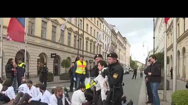 À Munich, des scientifiques bloquent une rue pour alerter sur l'urgence climatique
