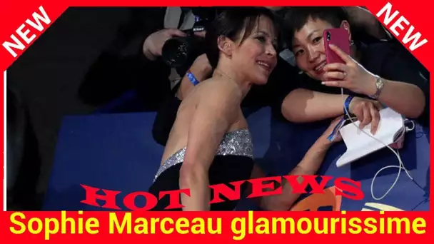 Sophie Marceau glamourissime dans un fourreau strassé et fendu, à Pékin