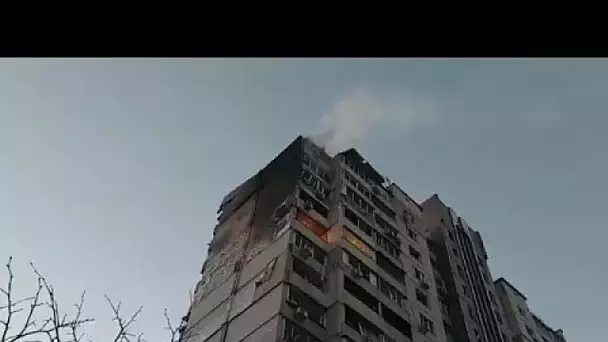 Une roquette russe provoque un incendie meurtrier à Kyiv