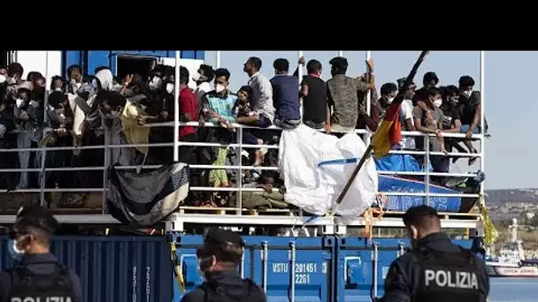 Navires humanitaires : 144 migrants débarqués en Italie, une partie d'entre eux refusée par l'…