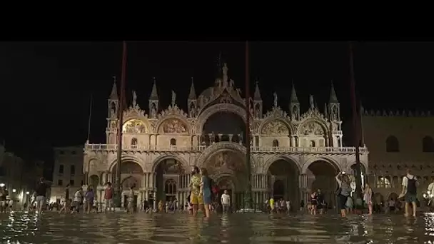 "Acqua Alta" inhabituelle pour la saison à Venise : la place Saint-Marc inondée