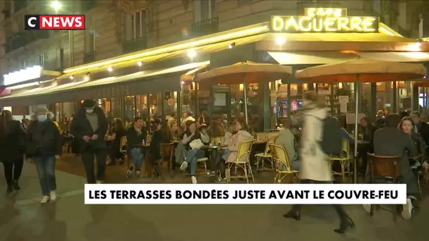 A Paris, les terrasses bondées juste avant le couvre-feu