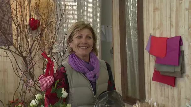 Portrait d'une fleuriste à Longèves en Charente-Maritime la veille de la Saint Valentin