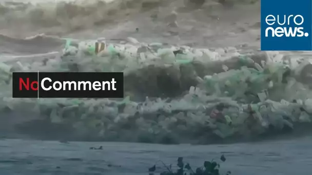 Des vagues rejettent plusieurs tonnes de déchets plastiques | No Comment