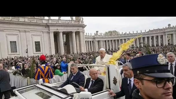 Le pape, sorti la veille de l'hôpital, remercie les fidèles pendant la messe des Rameaux