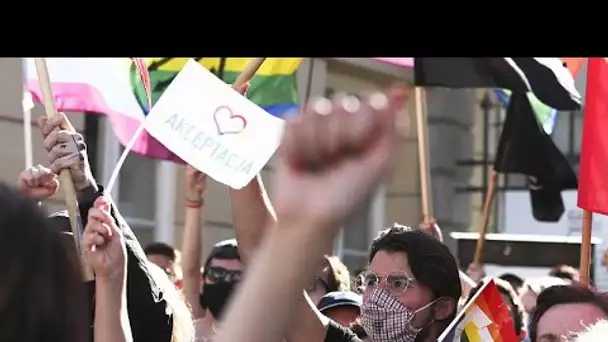 Des centaines de manifestants pro et anti LGBT à Varsovie