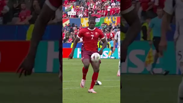 🇨🇭😅 Le LOB DÉLICIEUX d'EMBOLO qui perd sa GENOUILLÈRE avant de marquer ! #shorts