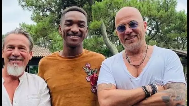 Pascal Obispo dans un t-shirt moulant prêt à exploser et Florent Pagny chemise...