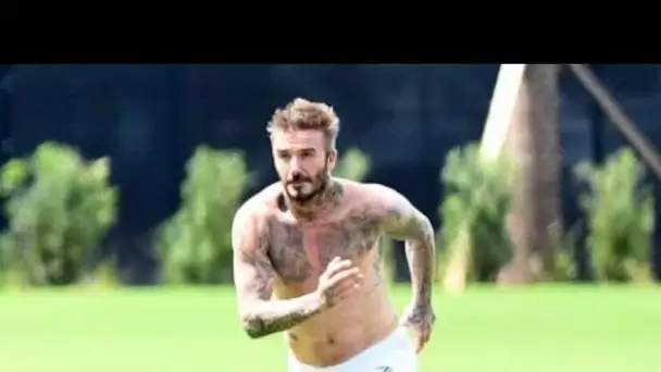 David Beckham révèle ses incroyables tatouages pendant un match de football...