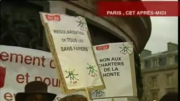 [Manifestation MRAP charters Sarkozy]