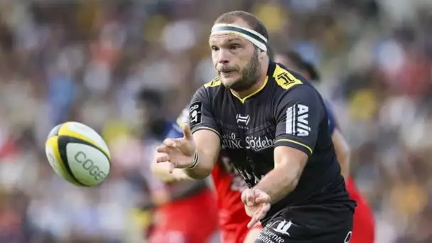 es joueurs du Stade Rochelais font gagner leur maillot pour aider les hôpitaux de la région