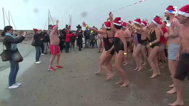 À Sète, des baigneurs se jettent à l'eau pour le traditionnel Bain de Noël