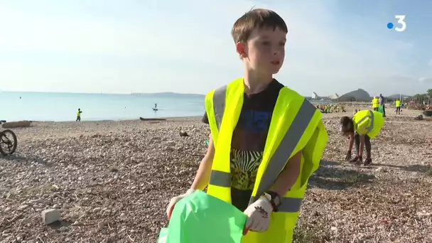 Opération de nettoyage des plages à Cagnes-sur-Mer et à Saint-Laurent-du-Var (Alpes-Maritimes)