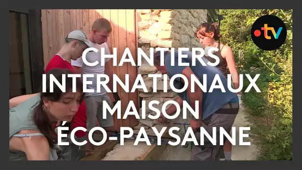 Des jeunes européens construisent une maison éco-paysanne à Oléron