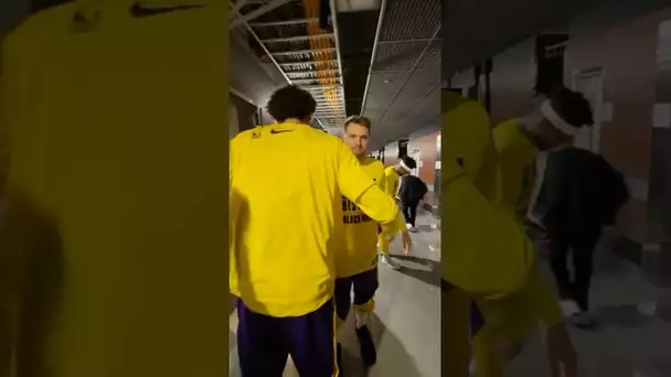 Luka getting welcomed by his new teammates in the tunnel 👀